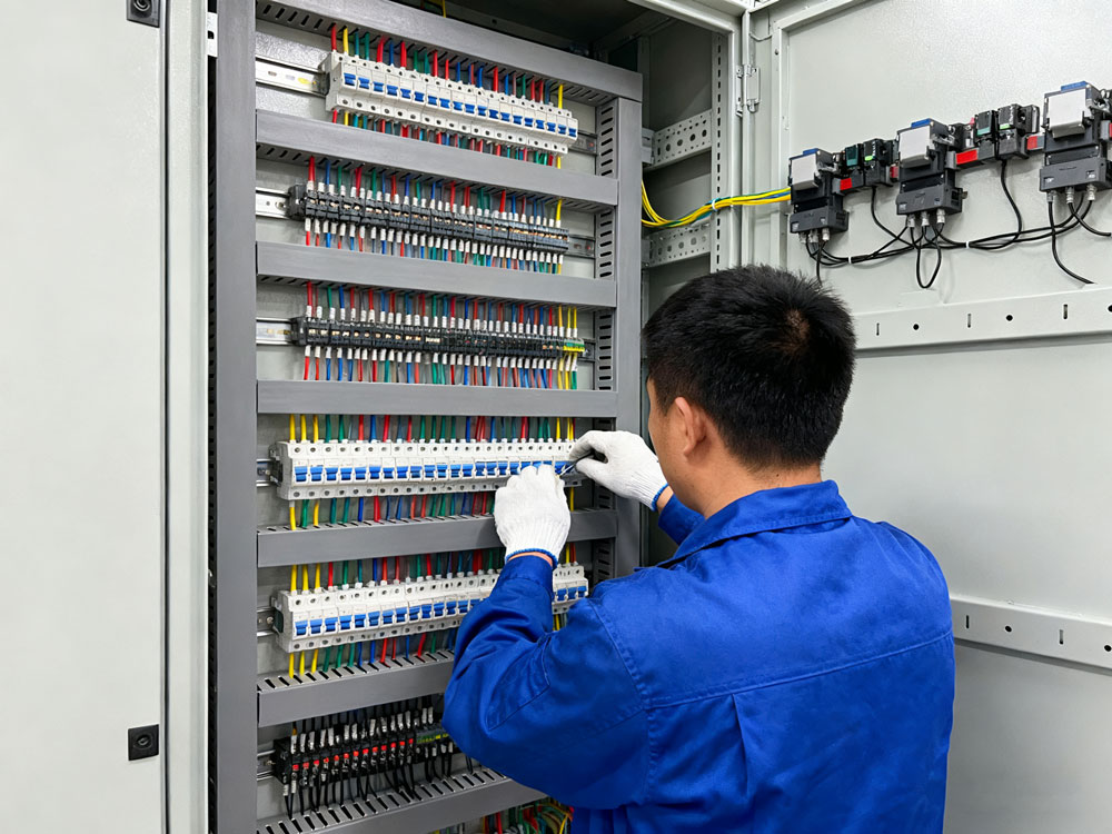 自主研發(fā)控制系統(tǒng)，實現(xiàn)精準控溫